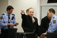 Breivik hace el saludo fascista al comienzo del juicio