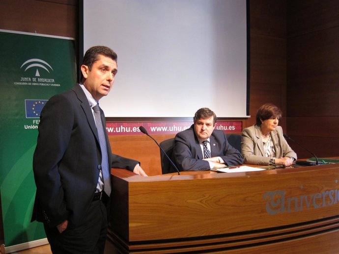 El Investigador Pedro Partal, Junto Al Rector Y La Consejera De Obras Públicas. 