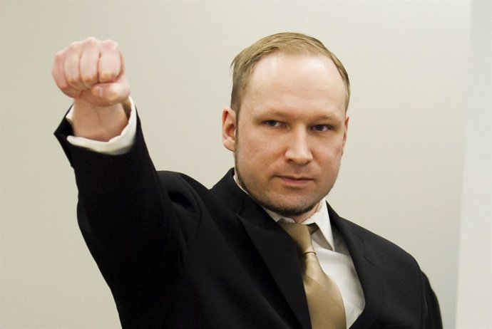 Anders Behring Breivik Realiza El Saludo Fascista A Su Llegada Al Juicio 