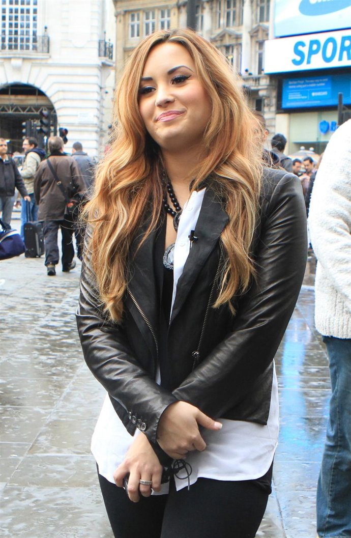 Demi Lovato Posando