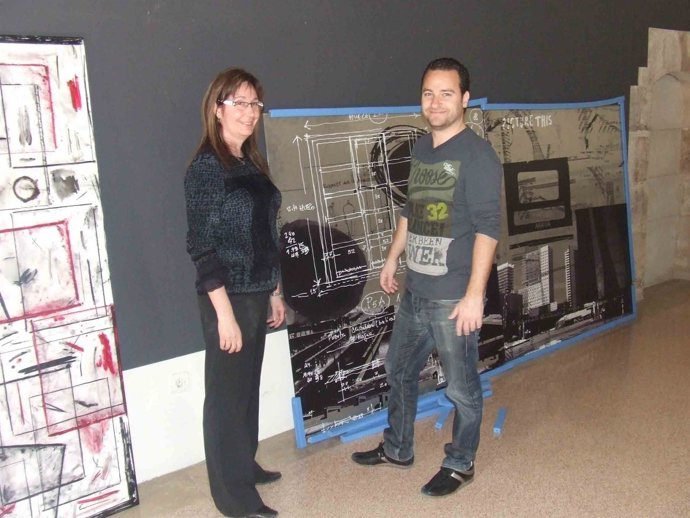 Pedro Peña Junto A Sus Obras