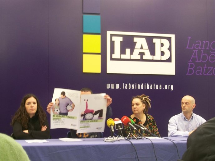 La Trabajadora Afectada, Acompañada De Responsables De LAB
