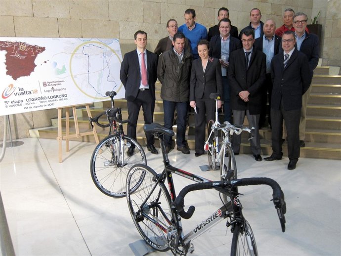 Los Participantes En La Presentación Observan Varias Bicicletas Profesionales
