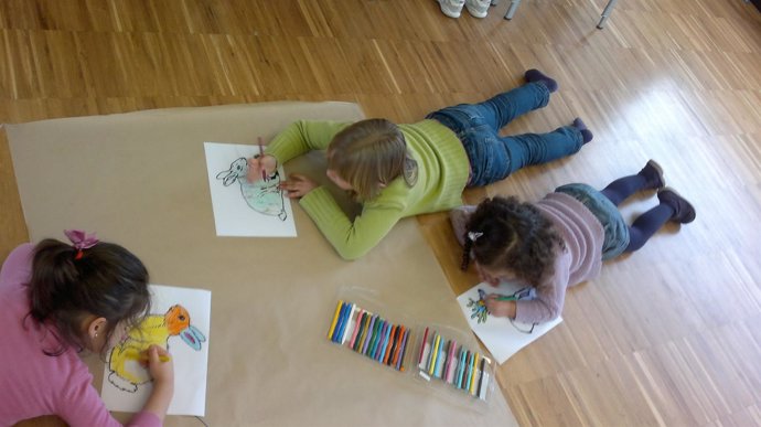 Niños Pintando En Uno De Los Talleres De Mortera