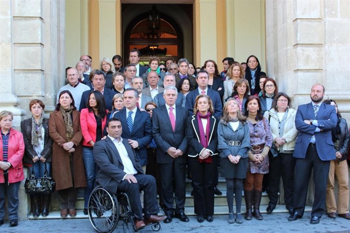 Concentración En Repulsa Por La Violencia De Género En El Consistorio De Sevilla