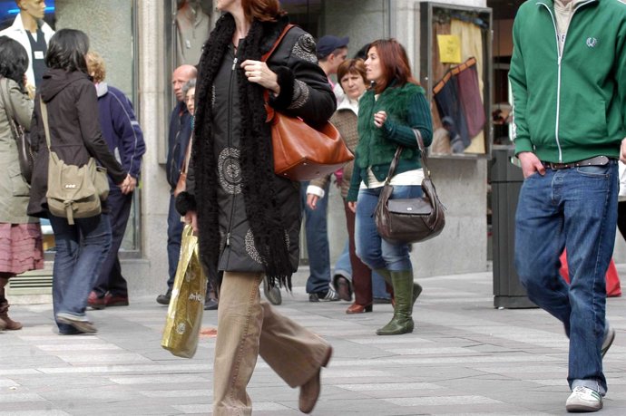 Consumidores Por Las Calles De Madrid