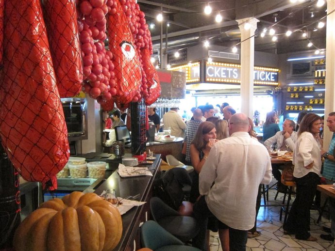 Interior Del Restaurante 'Tickets' De Los Hermanos Adrià