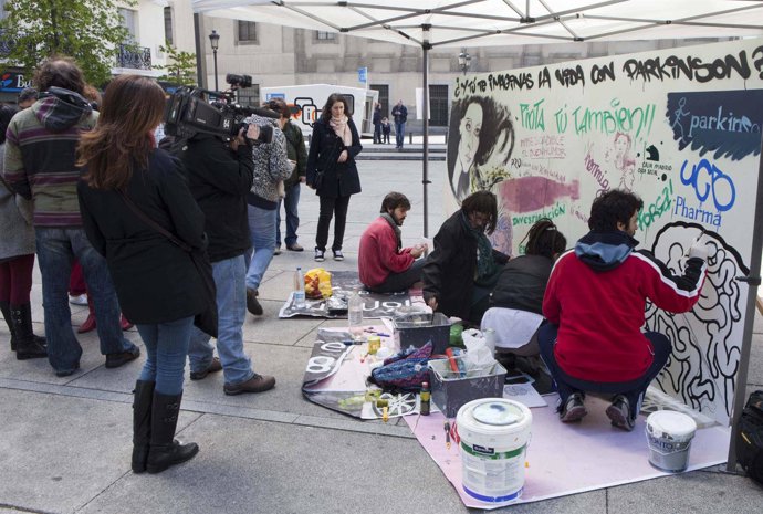 Los Grafiteros Concienciados Con El Parkinson, En Plena Tarea Artística