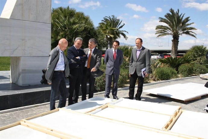 Plata Junto A Francisco Martínez Cosentino Durante Su Visita A La Cantera De Mac