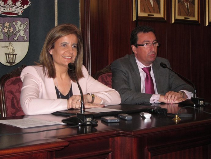 La Ministra De Empleo, Fátima Báñez, Junto Al Alcalde De Lepe. 