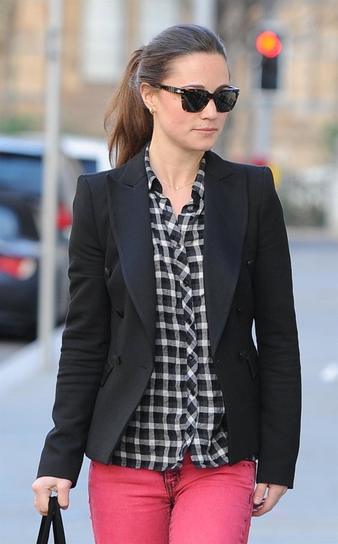 Pippa Middleon Andando Por La Calle