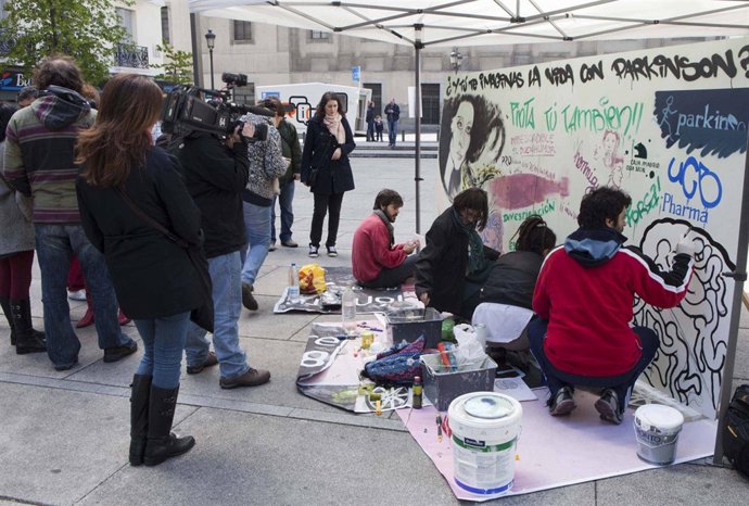 Los Grafiteros Concienciados Con El Parkinson, En Plena Tarea Artística