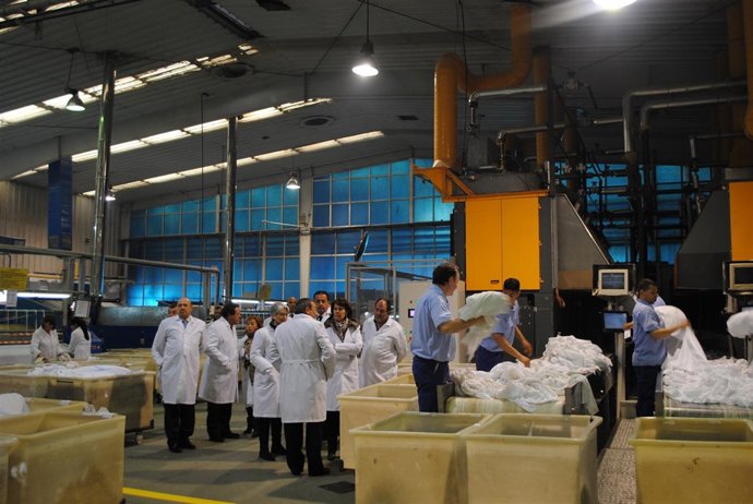 Barcina Y La Consejera Goicoechea, Durante La Visita A Indusal Navarra. 