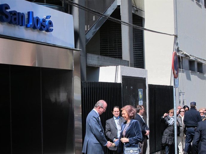 La Reina Visita Al Rey En El Hospital