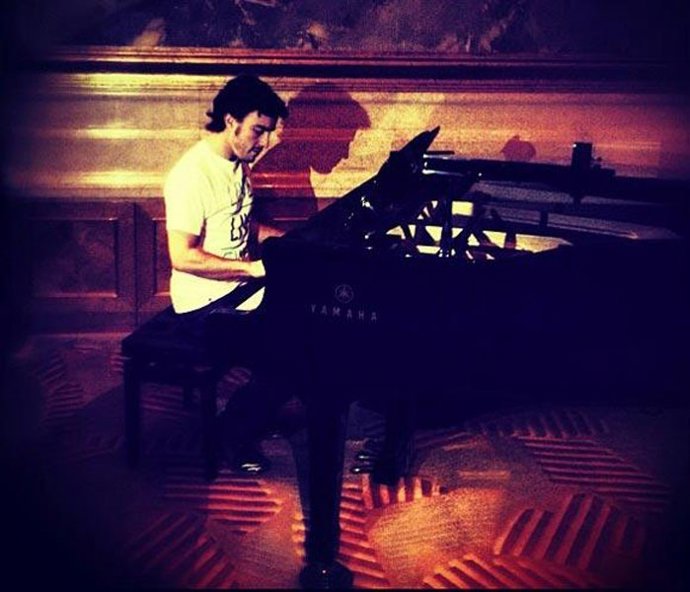 Fernando Alonso Tocando El Piano