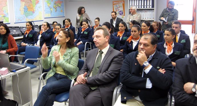 El Consejero De Empleo, Manuel Recio, Visita Una Escuela Taller Del Polígono Sur