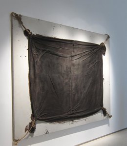 Una De Las Obras Expuestas En 'Dual-Es. Tàpies Contra Tàpies'