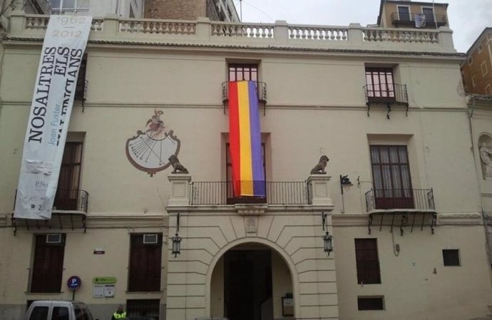 Bandera Republicana En El Ayuntamiento De Ontinyent