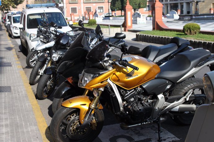 MOTOS EN APARCAMIENTO