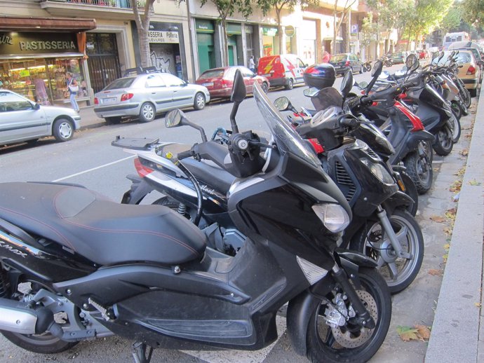 Motos Estacionadas En La Calle Tamarit, Barcelona