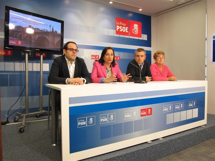 María Victoria De Pablo Con Parte De Su Candidatura A La Agrupación De Logroño