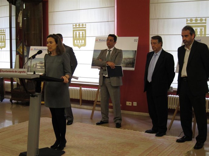 Gamarra Y Los Responsables Del Proyecto, En La Presentación