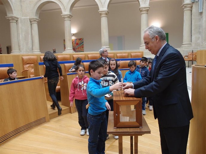 Un Niño Vota En El Parlamento Riojano