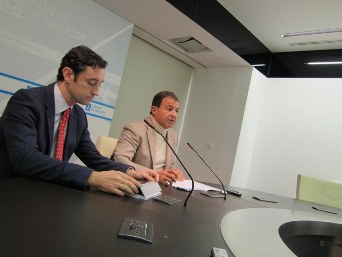 El Conselleiro De Economía, Javier Guerra, A La Derecha