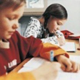 Escolares Escribiendo