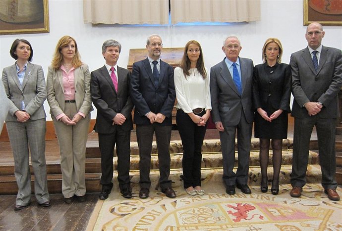 Autoridades Y Galardonados Antes De La Entrega De Los Premios.
