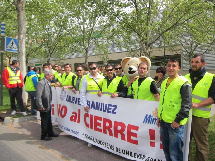 Trabajadores De Unilever Se Concentran A Las Puertas De La Asamblea