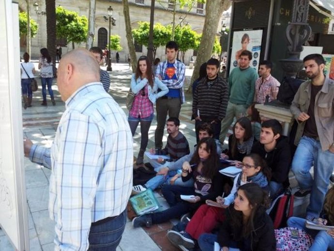 Un Profesor Universitario Da Clases En La Calle Para Protestar Contra Recortes 