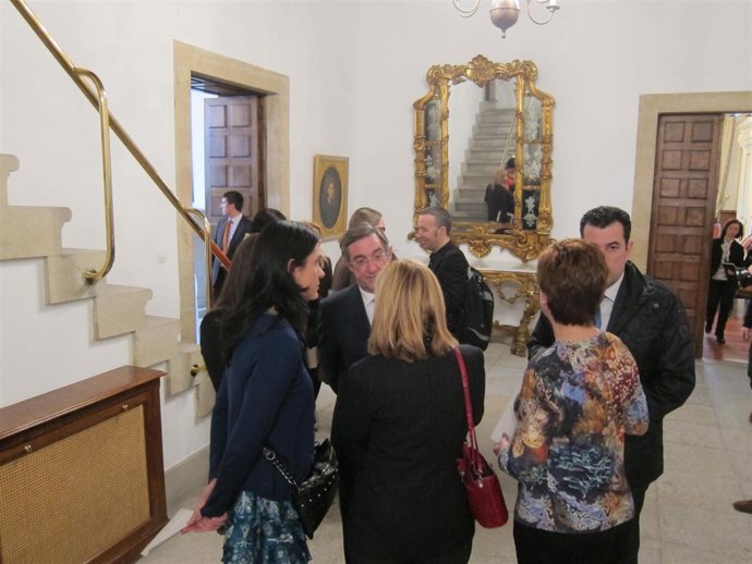 Corrillos En El Pazo De Raxoi Tras La Elección De Ángel Currás Como Alcalde