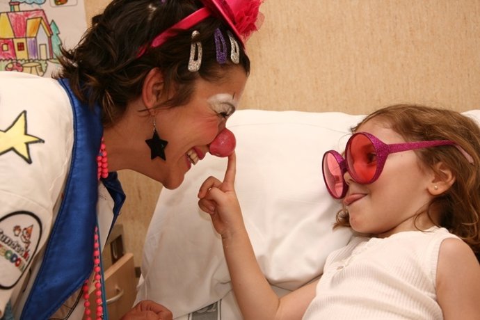 Un 'Doctor Sonrisa' Con Un Niño Hospitalizado