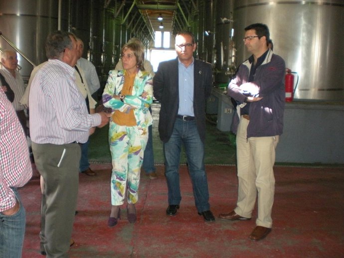 La Presidenta De La Fundación Doñana 21, Cinta Castillo, En Una Cooperativa.