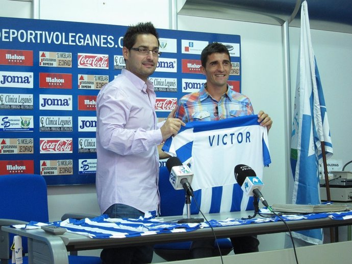 Víctor, En Su Presentación, Junto A Paco Belmonte, Director Deportivo Del Lega