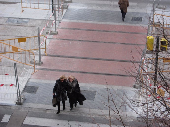 Viento En Zaragoza, Dos Señoras Cruzan Paso De Peatones En Independencia. Frío.