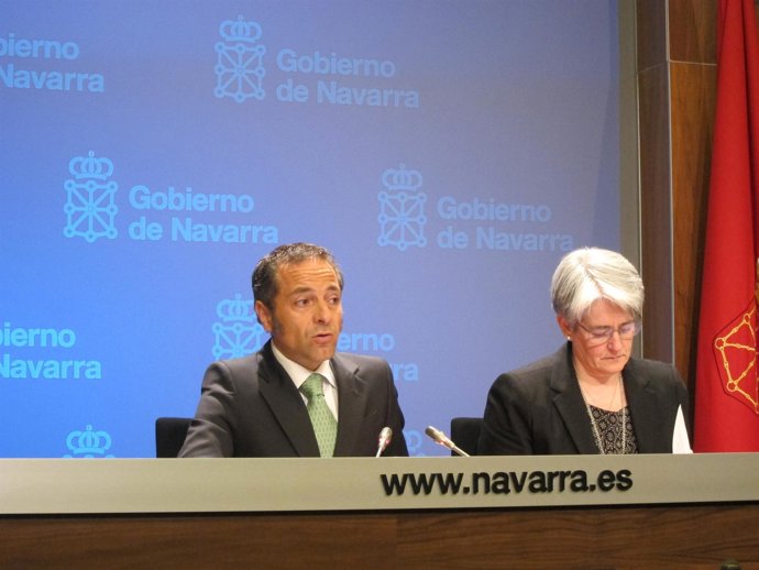 Los Consejeros Juan Luis Sánchez De Muniáin Y Lourdes Goicoechea.