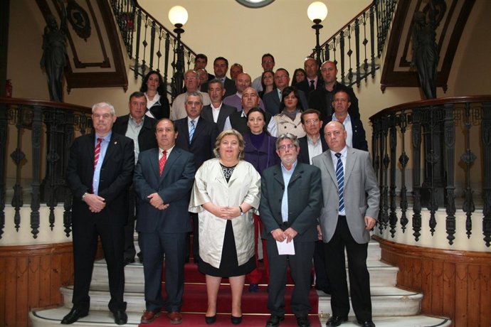 Aguilera Junto A Los Representantes De Los Ayuntamientos Beneficiarios 