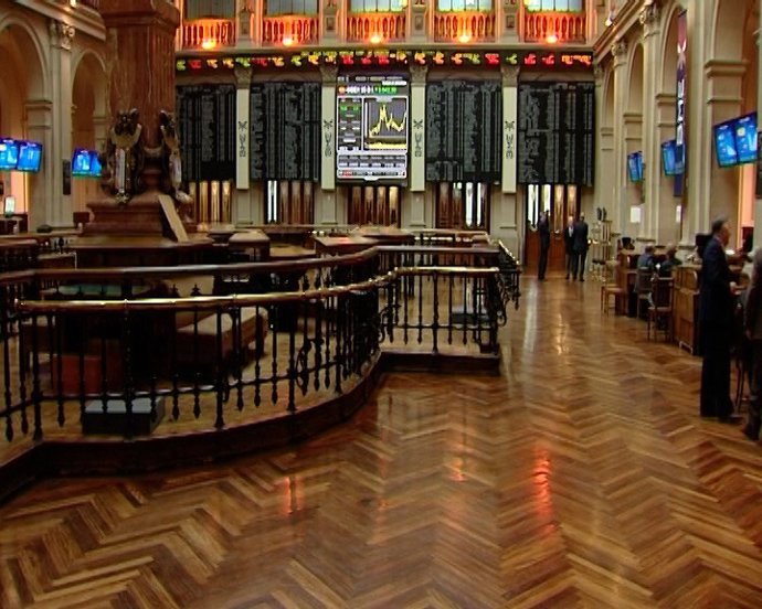 El Ibex cae y la prima de riesgo se estabiliza