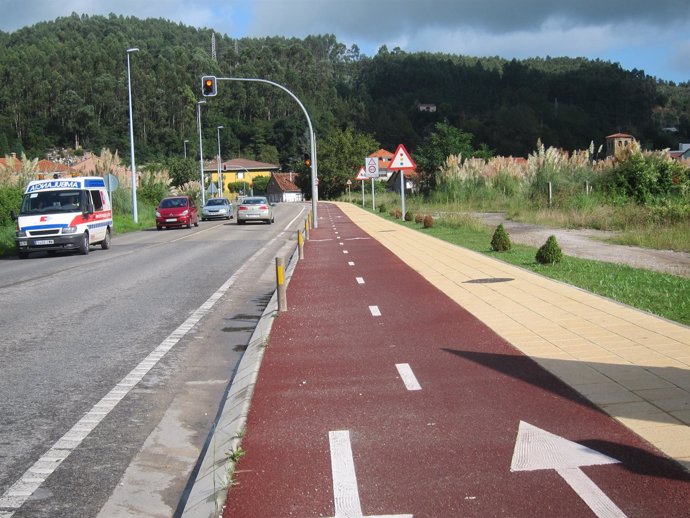 Imagen de un Carril-Bici con el tradicional pavimento rojo