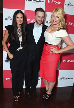 Demi Moore Posando Con Amigos