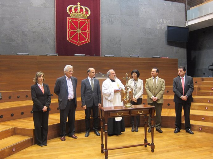 El Ángel De Aralar En El Salón De Plenos Del Parlamento De Navarra.