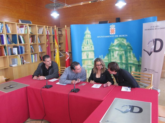 Gómez Y Los Representates Del Conservatorio Charlan Antes De La Rueda De Prensa