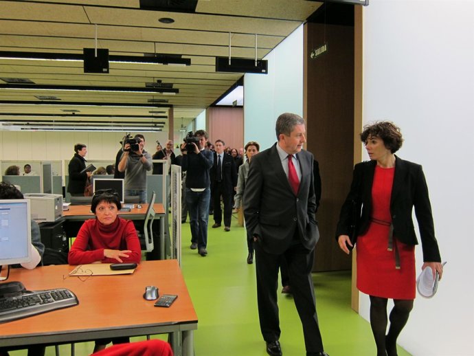 Miranda En La Oficina De Hacienda En El Primer Día De La Campaña De La Renta.