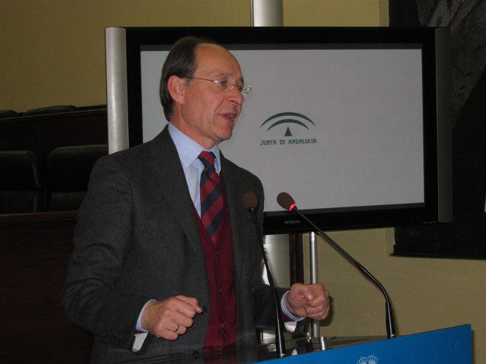 El Consejero De Medio Ambiente, José Juan Díaz Trillo, En Rueda De Prensa. 