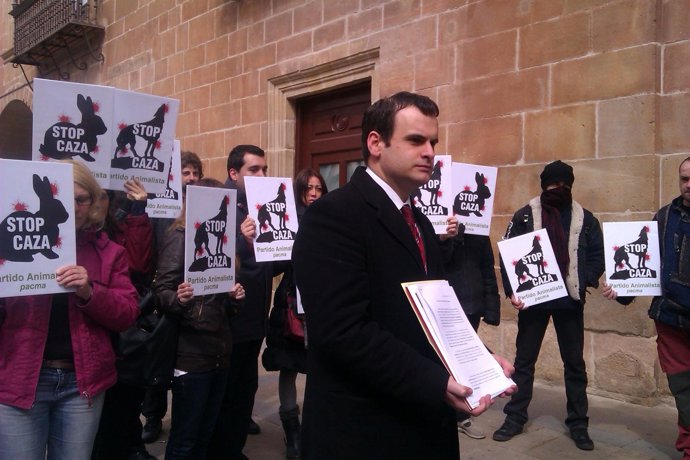 Los Representantes De PACMA A Las Puertas De Los Juzgados