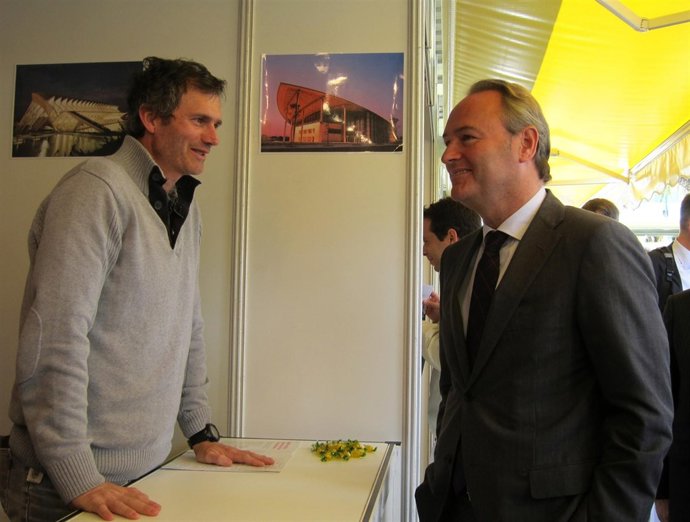 El 'President Alberto Fabra,E N Uno De Los Stands Del Foro De Empleo De La UPV