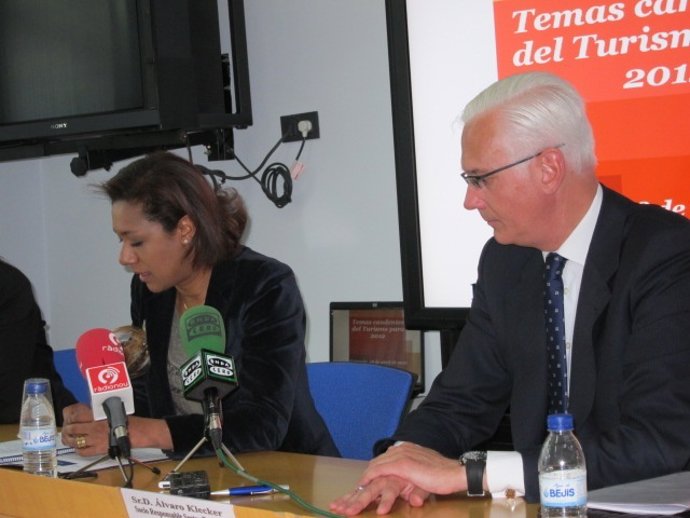 Lola Johnson Junto Con Al Experto En Turismo De Pwc