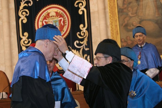 Marcos Sacristán Impone El Birrete Al Profesor Gunnar Borstel